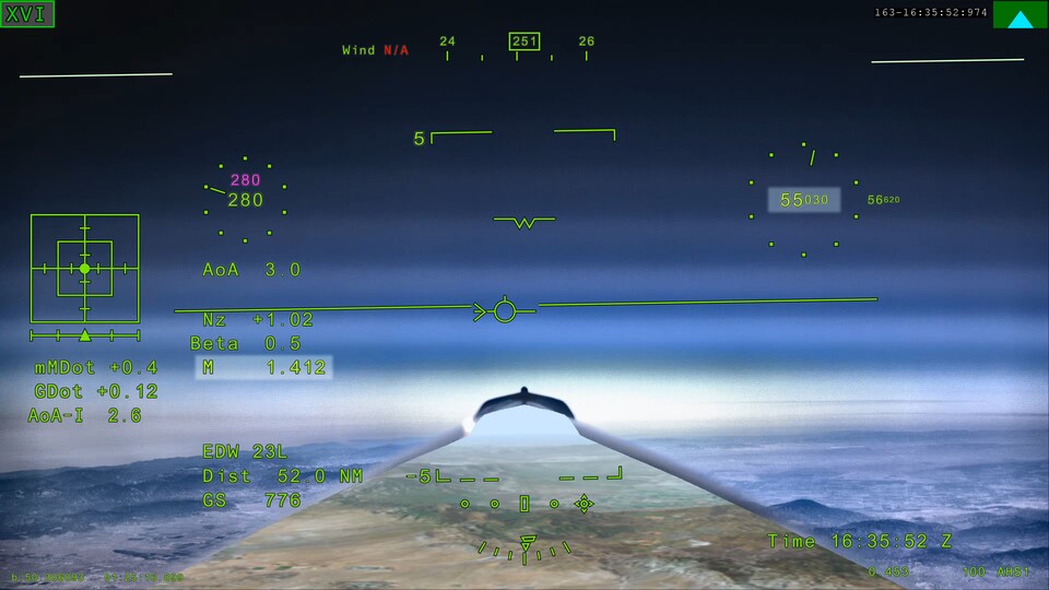 Ein Bild, randvoll mit Informationen: Ihr schaut quasi durch das virtuelle Cockpitfenster der X-59. Entscheidend sind drei Details: die hell unterlegte Zahl 1.412, das ist die Geschwindigkeit in Mach, also dem x-fachen der Schallgeschwindigkeit. Die 55.030 ganz rechts geben die Höhe in Fuß an. Und das seltsam ausschauende Dreieck mit runter Spitze ist die Nase der X-59, die mittels Kamera regelrecht für den Piloten ausgeblendet und durch ein Bild der Erde darunter ersetzt wird. (Bildquelle: NASALori Losey)