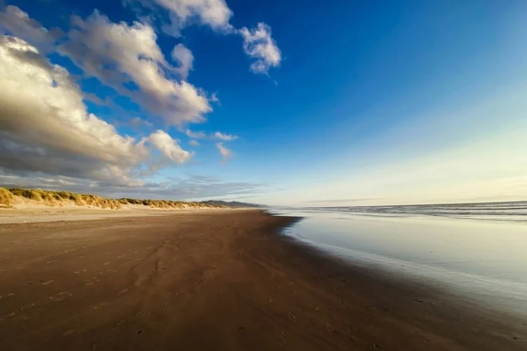 Manzanita Beach in Manzanita, Oregon, USA. Photo by David King, Unsplash