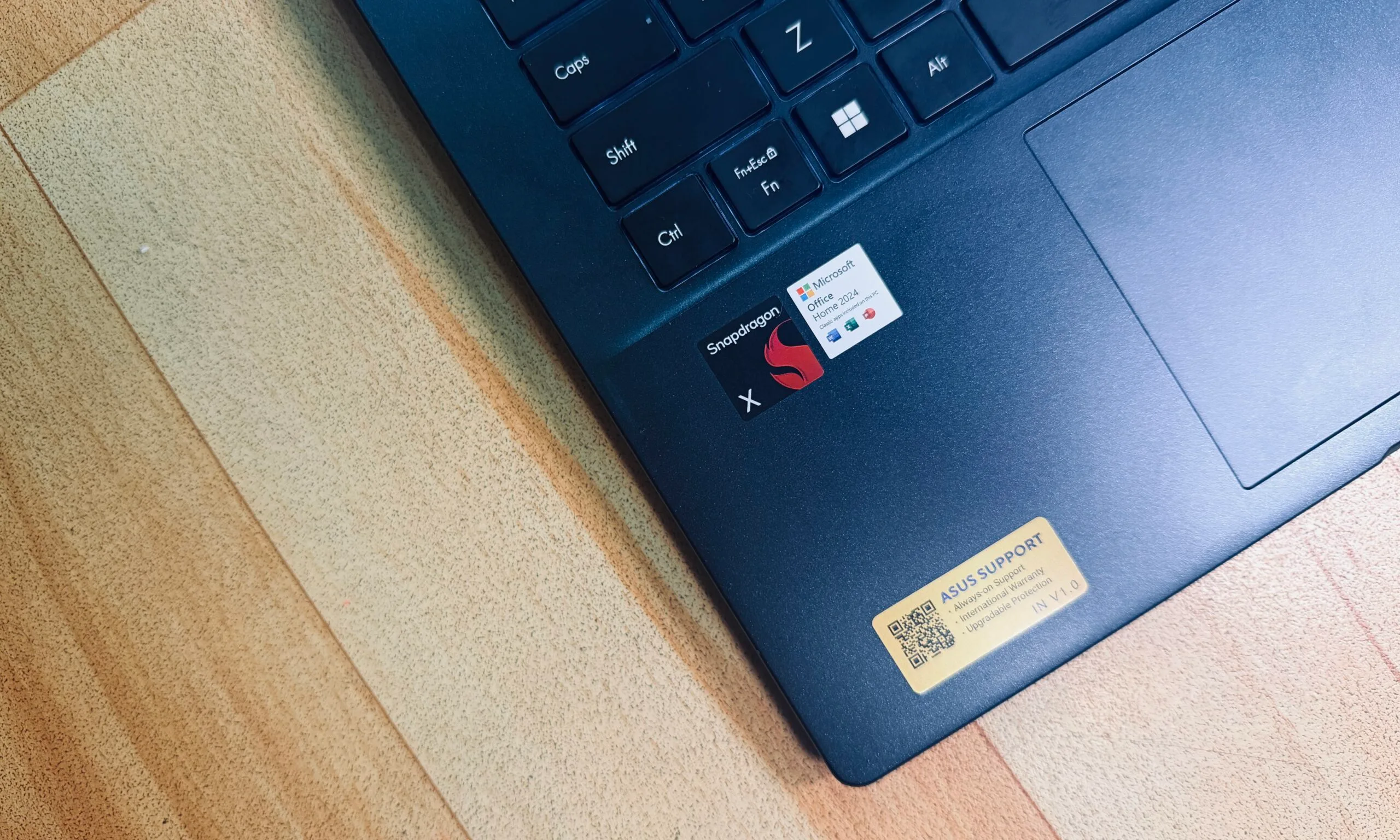 Eckansicht des Asus Vivobook 14.
