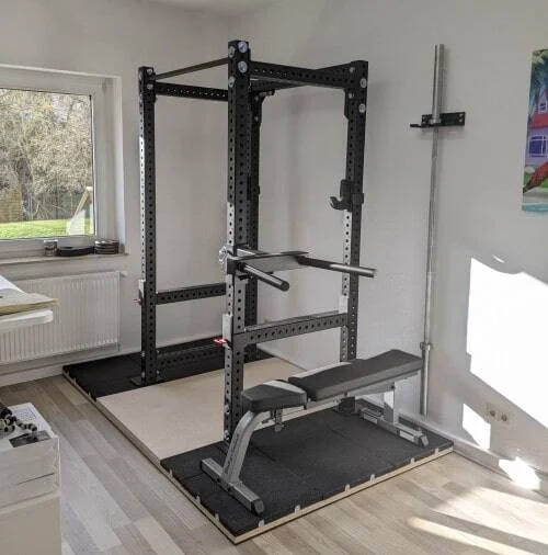 Mein Strong Gains Power Rack direkt nach dem Aufbau auf meiner Deadlift-Plattform