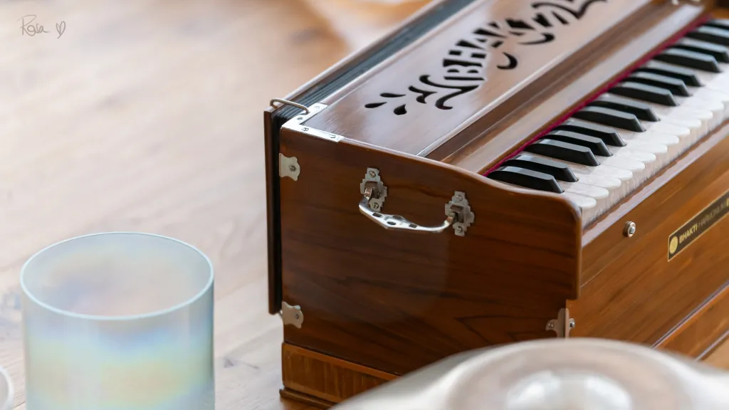 Sound Healing – sound therapy, frequencies & brainwaves: what science knows and what ancient traditions have always practised. #soundhealing #soundbath #harmonium #vibrationalhealing #healingfrequencies