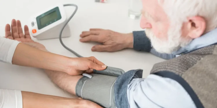 Querschnittstudie: Niedriger Blutdruck ist am stärksten mit Alzheimer assoziiert – News – Deutsches Ärzteblatt