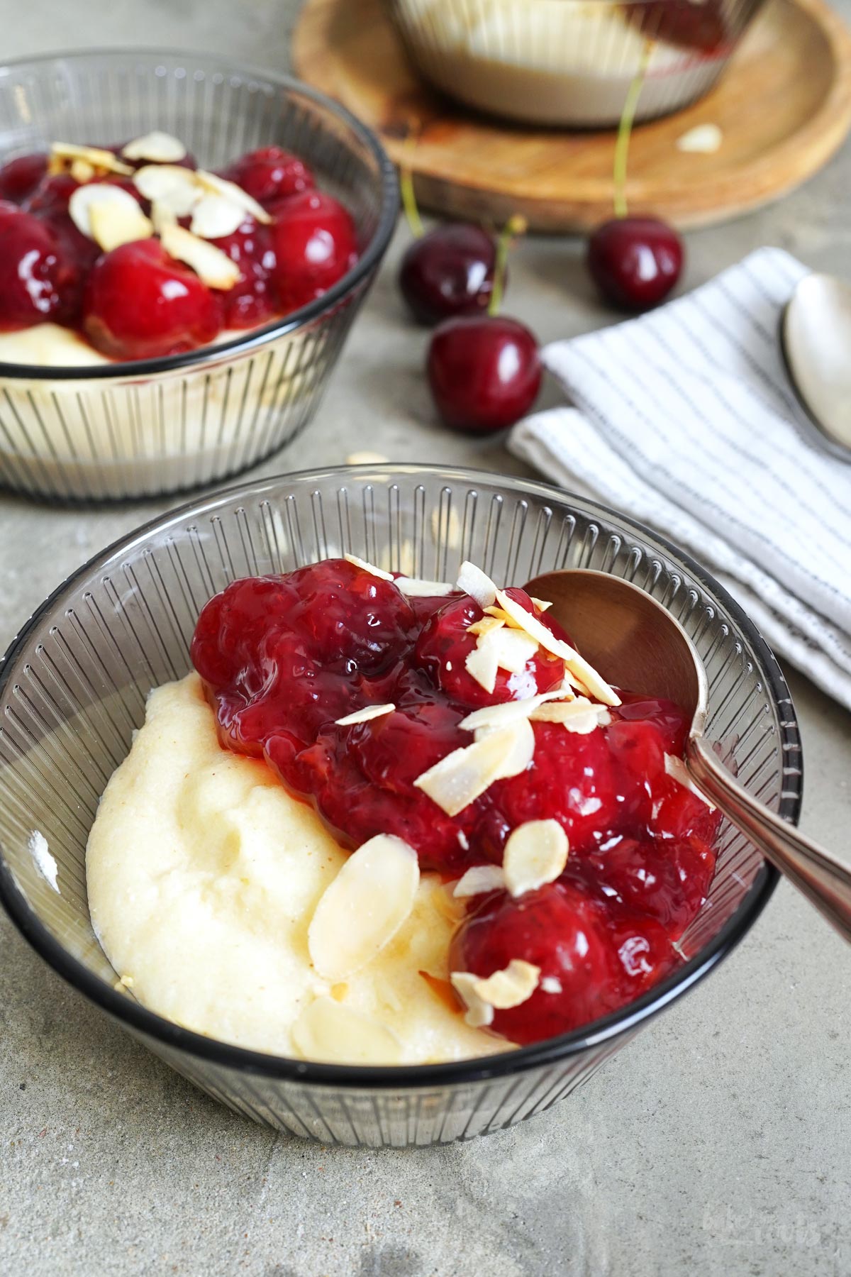 Grießflammeri mit Kirschkompott | Bake to the roots