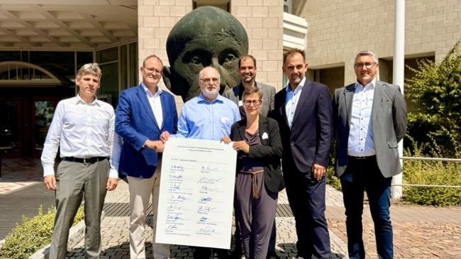 Gruppenfoto mit den Vertragspartnern Gruppenfoto mit den Vertragspartnern