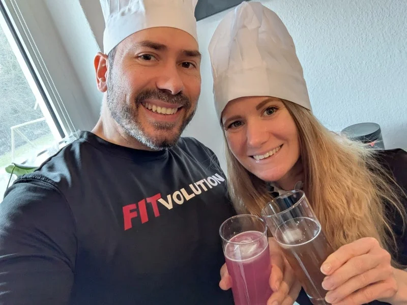 Meine Freundin und ich beim Wasser Whey testen