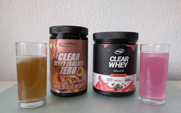 Zwei fruchtige Clear Whey Isolat Erfrischungsdrinks