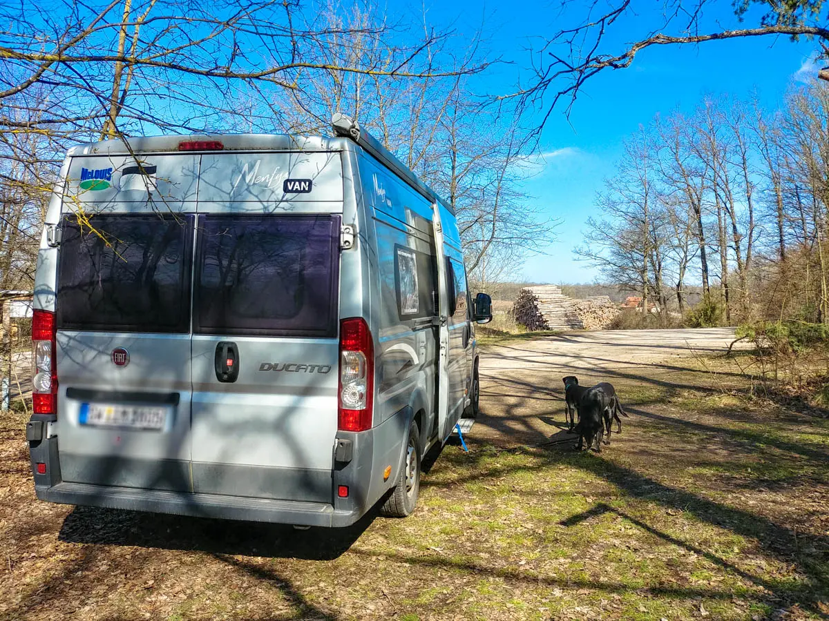 Wohnmobil auf Wanderparkplatz