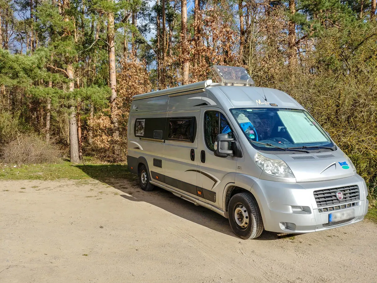 Wohnmobil auf Parkplatz bei Sommerhausen