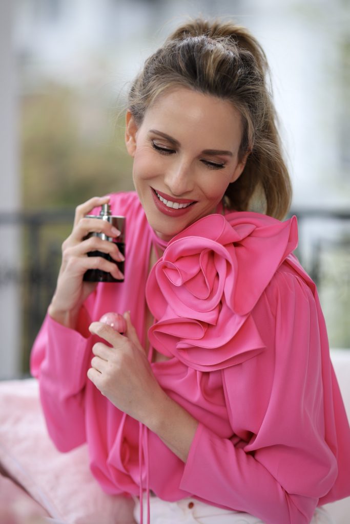 Alexandra Lapp, Delicious Rhubarb & Rose Eau de Parfum, MOLTON BROWN , Afternoon Tea, High Tea, Rhabarber, Rose, Pfingstrose, Zedernholz, Litschi, Himbeer, Vanessa Prudent, Moschus, Frühling, Spring Alexandra Lapp zelebriert ihre Leidenschaft für klassischen, britischen Nachmittagstee mit dem neuen Delicious Rhubarb & Rose Eau de Parfum von MOLTON BROWN.