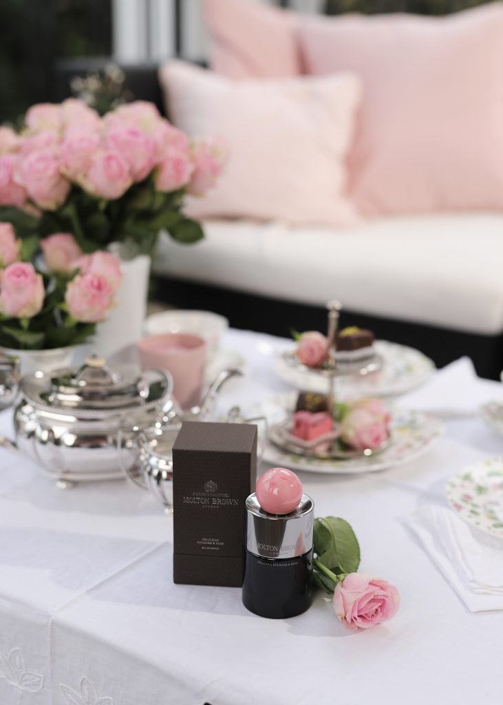 Alexandra Lapp, Delicious Rhubarb & Rose Eau de Parfum, MOLTON BROWN , Afternoon Tea, High Tea, Rhabarber, Rose, Pfingstrose, Zedernholz, Litschi, Himbeer, Vanessa Prudent, Moschus, Frühling, Spring Alexandra Lapp zelebriert ihre Leidenschaft für klassischen, britischen Nachmittagstee mit dem neuen Delicious Rhubarb & Rose Eau de Parfum von MOLTON BROWN.