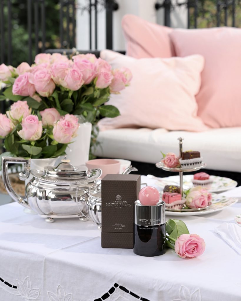 Alexandra Lapp, Delicious Rhubarb & Rose Eau de Parfum, MOLTON BROWN , Afternoon Tea, High Tea, Rhabarber, Rose, Pfingstrose, Zedernholz, Litschi, Himbeer, Vanessa Prudent, Moschus, Frühling, Spring Alexandra Lapp zelebriert ihre Leidenschaft für klassischen, britischen Nachmittagstee mit dem neuen Delicious Rhubarb & Rose Eau de Parfum von MOLTON BROWN.