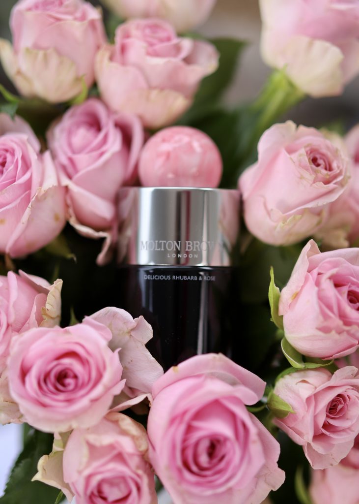 Alexandra Lapp zelebriert ihre Leidenschaft für klassischen, britischen Nachmittagstee mit dem neuen Delicious Rhubarb & Rose Eau de Parfum von MOLTON BROWN.