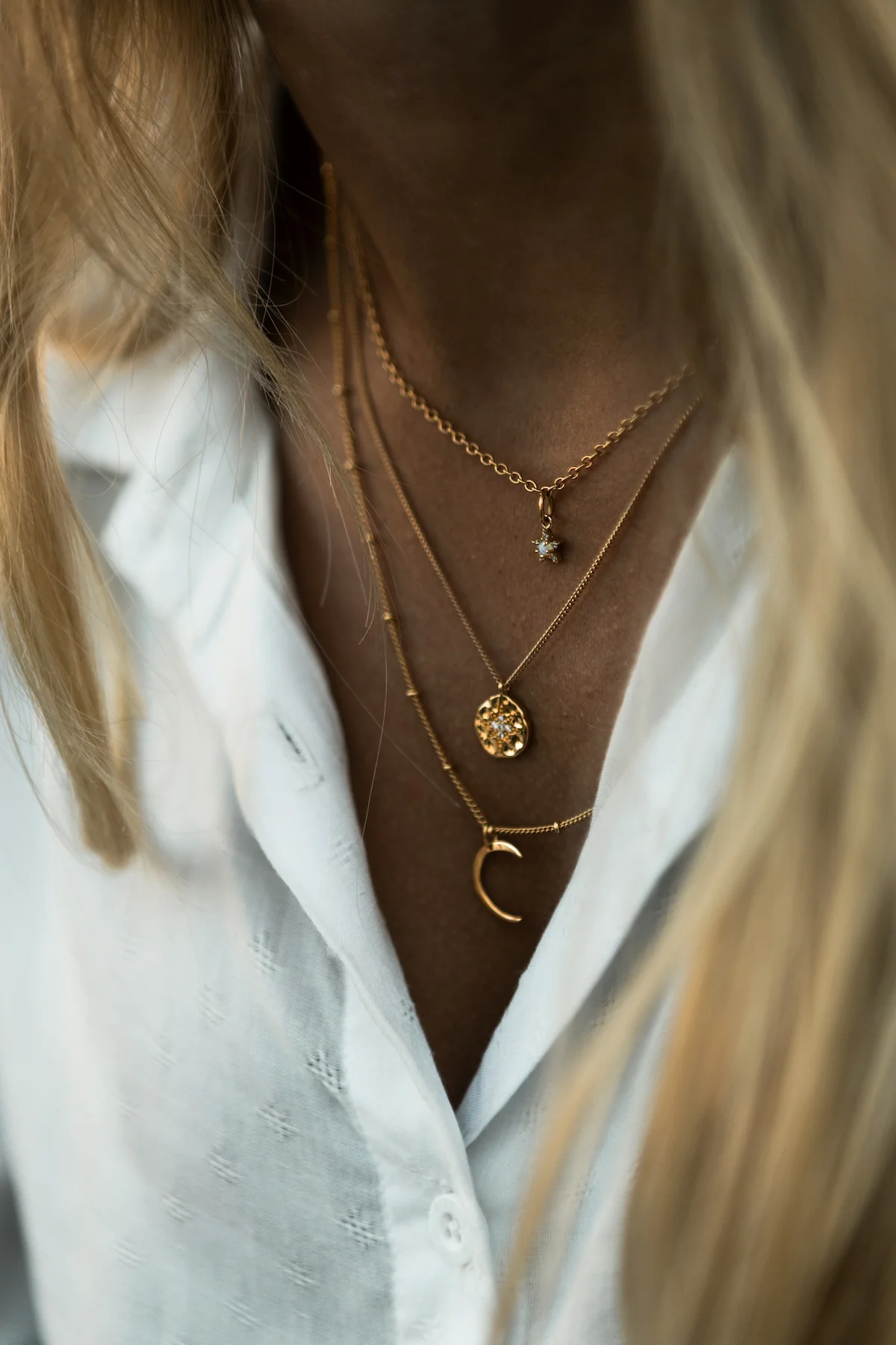 Damenschmuck mit goldenen Layering-Halsketten – stilvoller Schmuck für Damen im Office und Alltag.