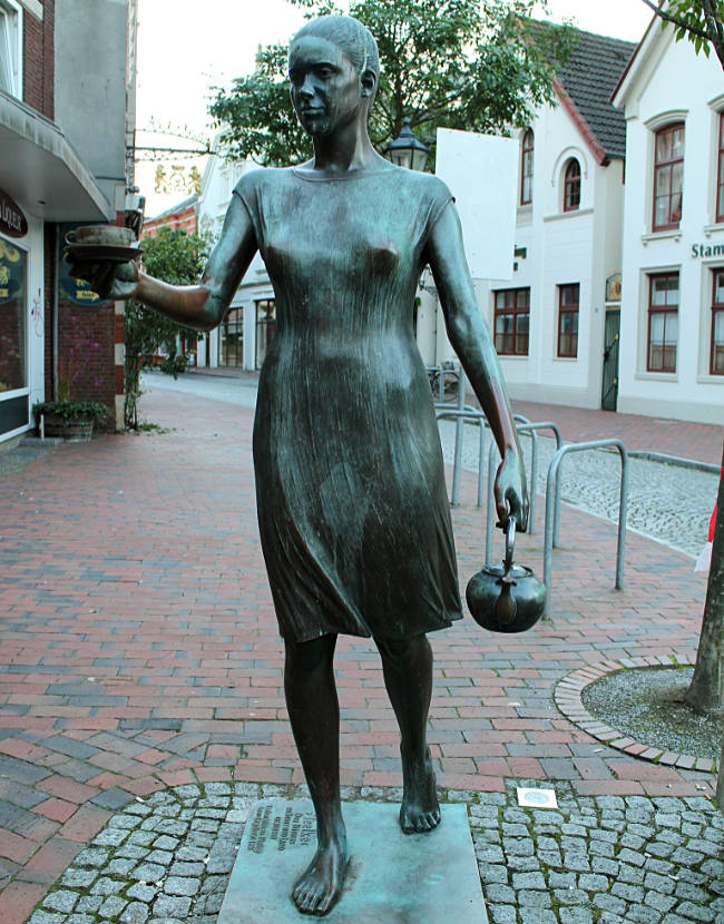 Ostfriesland - Leer - Bronze-Denkmal Teelke - die Teebotschafterin von 1991 vor dem Bünting Teemuseum