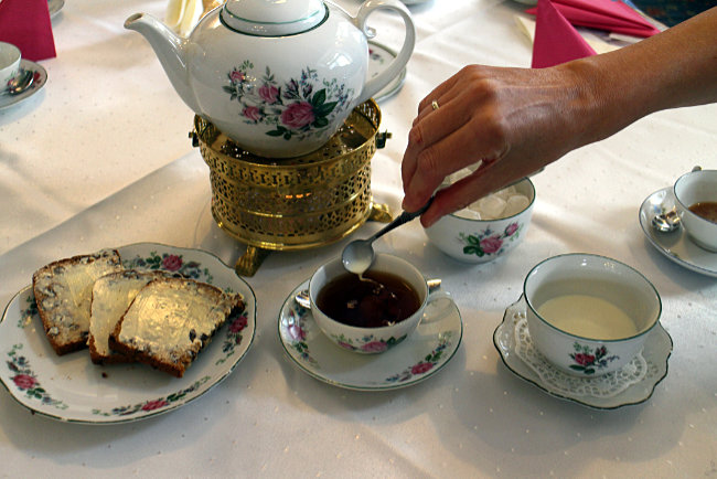 Ostfriesland - Leer - Teemuseum - Teezeremonie - Sahne auflegen - links Krintstuut