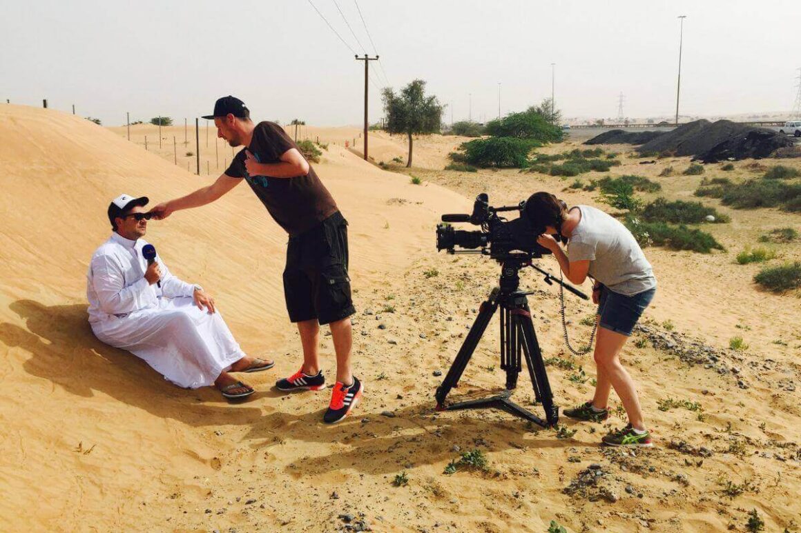 Moderator Kai mit Crew beim Dreh in Abu Dhabi in der Wüste