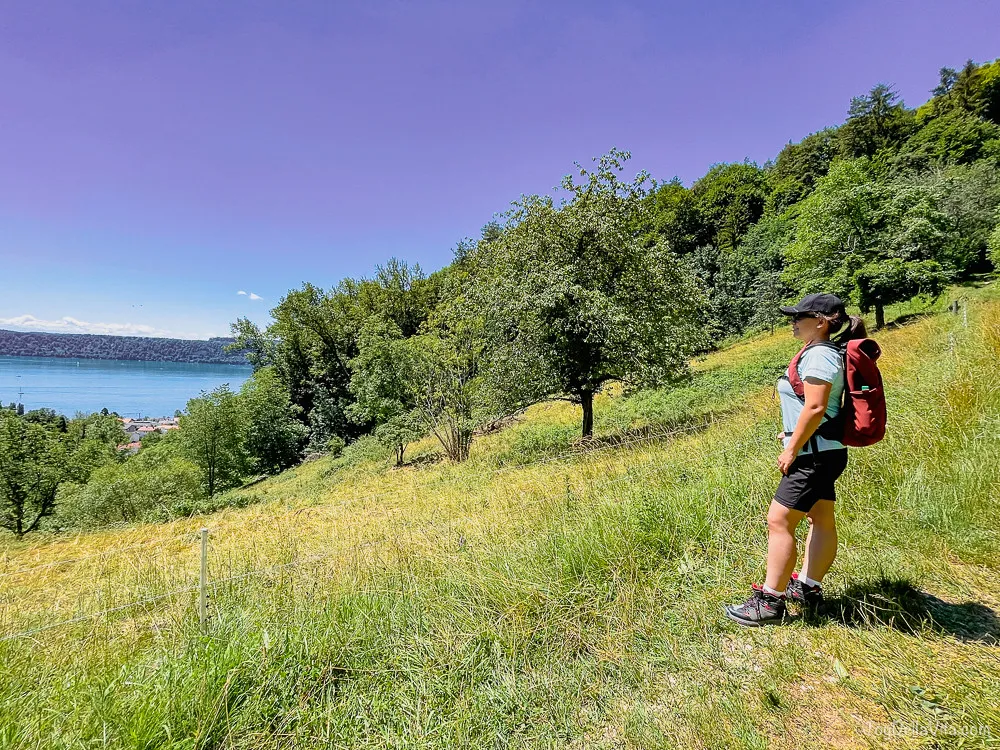 Outdoor-Bloggerin Lisa genießt den Blick über den Bodensee