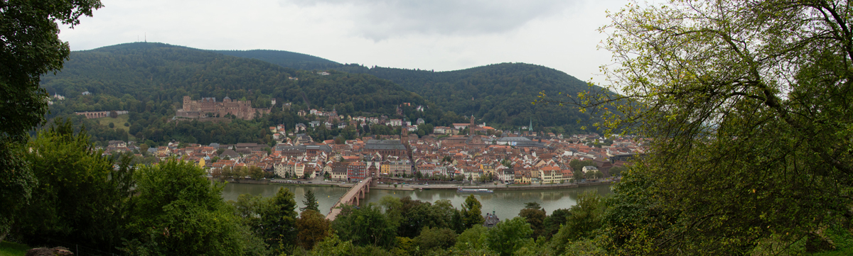 Für den besten Panoramablick auf Heidelberg lohnt sich der Aufstieg über den Schlangenweg. Aufgrund seines gewundenen Weges trägt er seinen passenden Namen. Bevor Sie die atemberaubende Aussicht genießen können, müssen Sie etwa 1.600 Fuß hinaufgehen. Es ist ein steiler Aufstieg über einen Kopfsteinpflasterweg. Der Schlangenweg verbindet die Heidelberger Innenstadt von der Alten Brücke bis zum Philosophenweg.