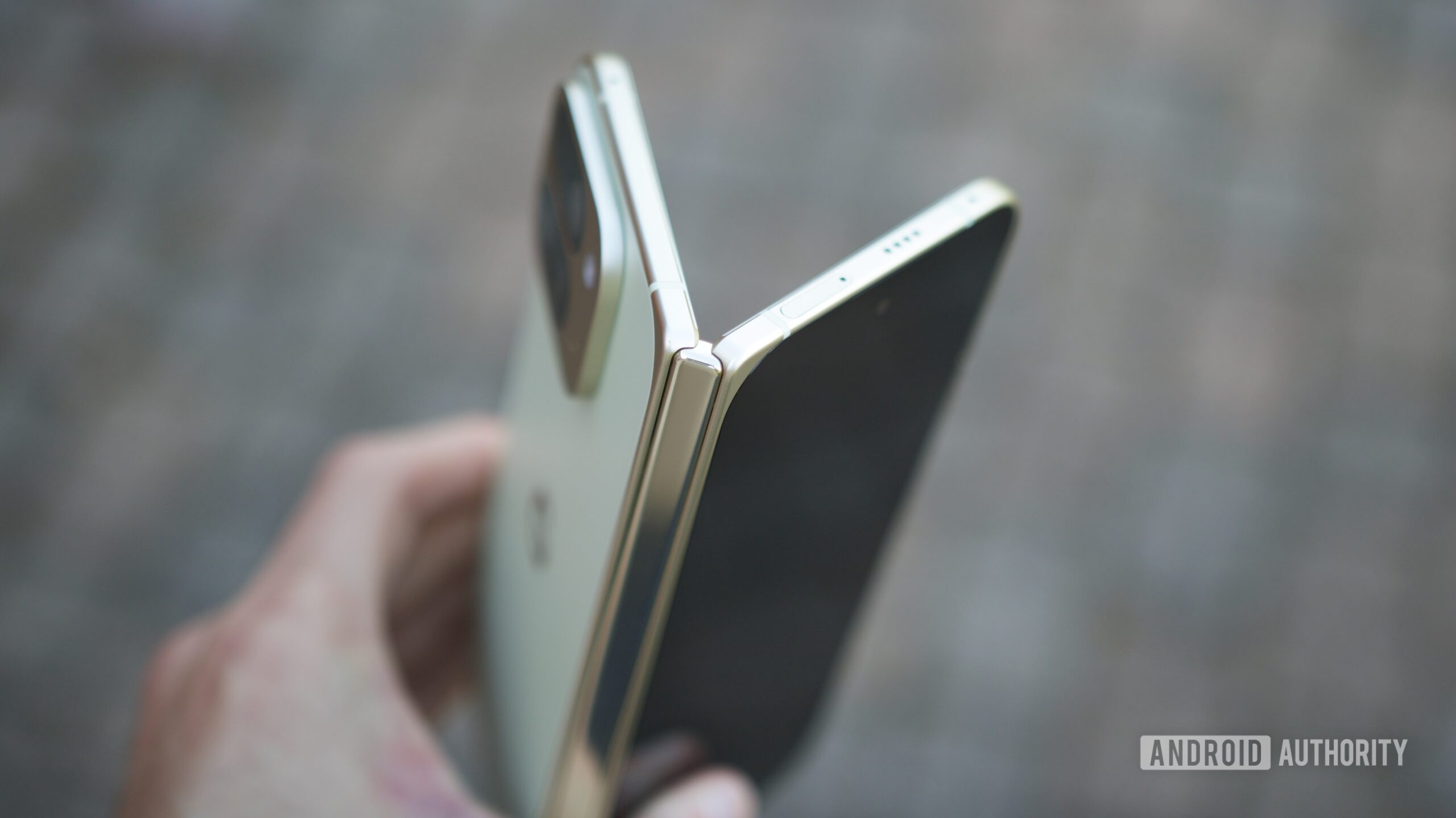 Das Google Pixel 10 Pro Fold ist halb geöffnet und zeigt sein Scharnier.