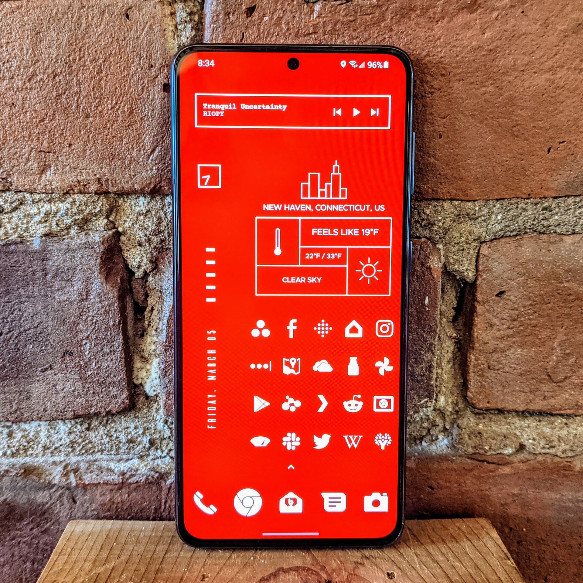 KWGT wird für einen benutzerdefinierten rot-weißen Startbildschirm verwendet
