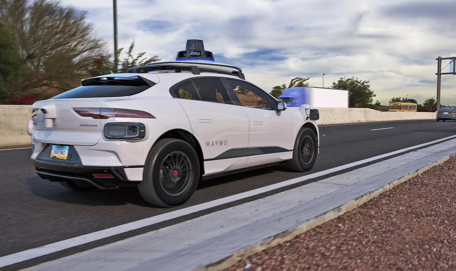 Ein fahrerloses Waymo-Auto fährt über eine Autobahn.