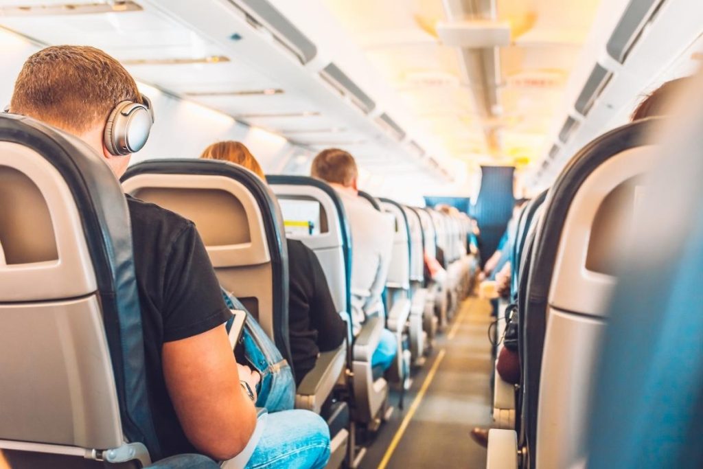 Menschen sitzen in einem Flugzeug in der Wirtschaft