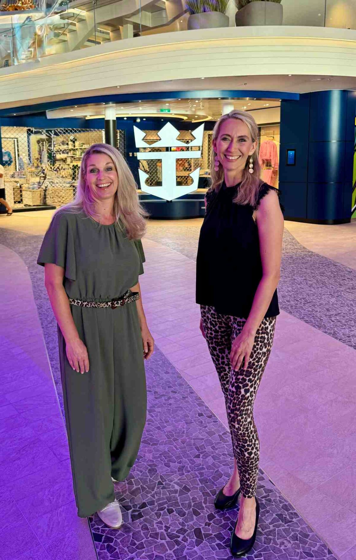 Nadine und Melanie vor dem Royal Caribbean-Zeichen