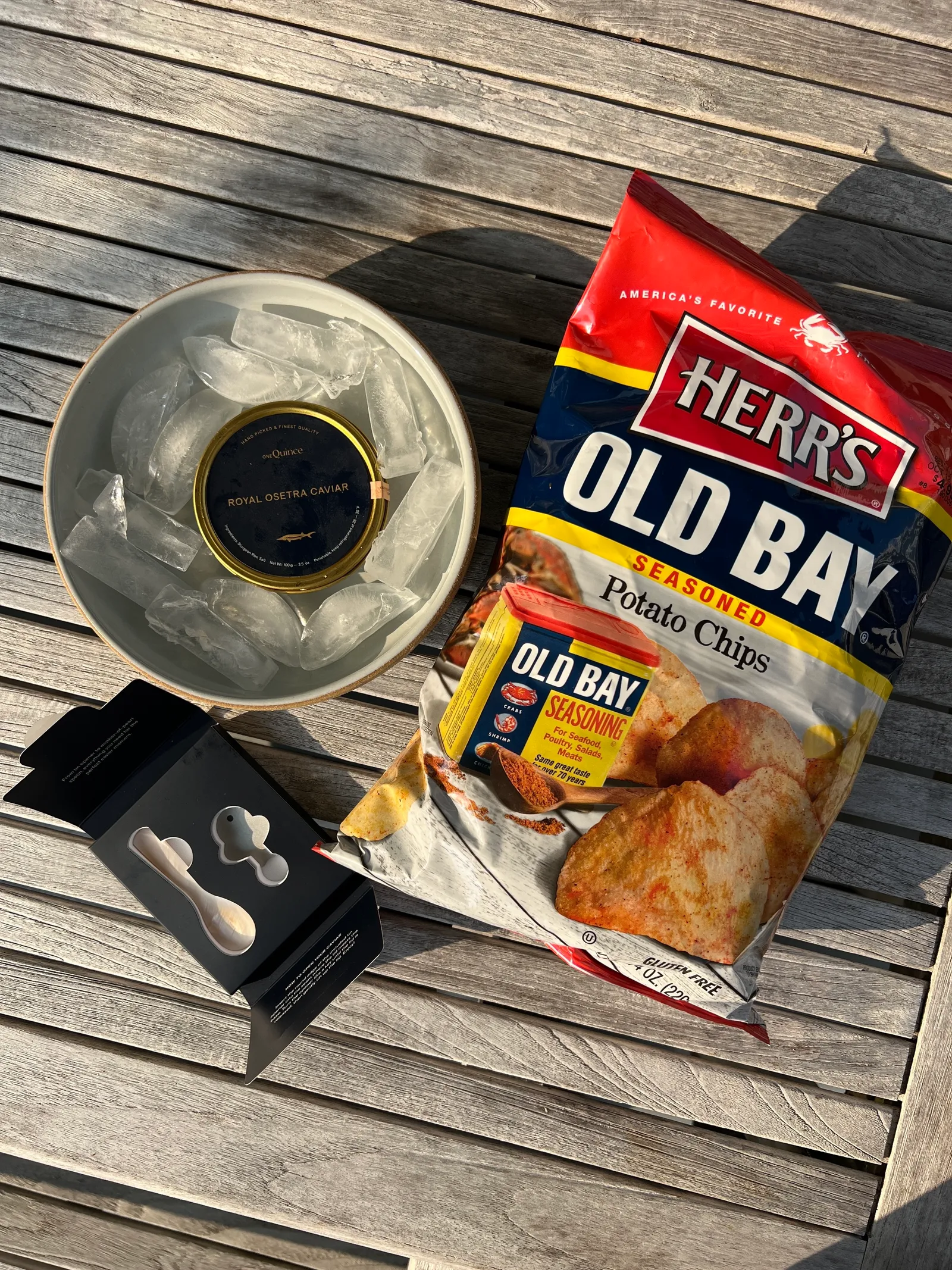 Quittenkaviar und Herr's Old Bay Chips