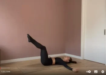 Schnelles Mittagspausen-Training für tiefe Kernfitness