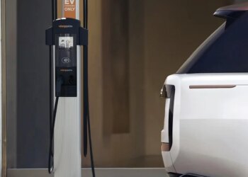 JLR switches charging service from Plugsurfing to DCS