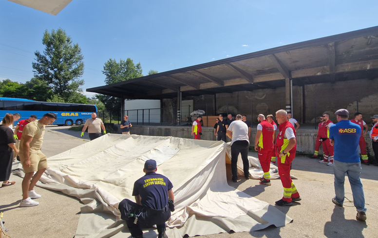 Gemeinsam bauen Teilnehmende aus verschiedenen Organisationen ein Einsatzzelt auf.
