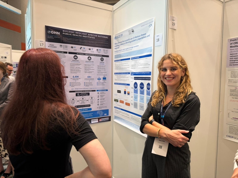 Foto 2: Eine RKI-Forscherin bespricht mit einer Konferenzteilnehmerin auf der International Pandemic Sciences Conference ihr Poster zum Evaluierungsrahmenwerk.