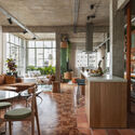 Tamarindo Apartment / Estúdio Minke - Interior Photography, Wood, Table, Chair, Kitchen, Countertop