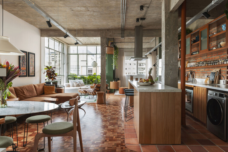 Tamarindo Apartment / Estúdio Minke - Interior Photography, Wood, Table, Chair, Kitchen, Countertop
