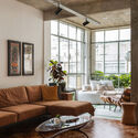 Tamarindo Apartment / Estúdio Minke - Interior Photography, Living Room, Sofa, Wood, Table, Chair, Lighting