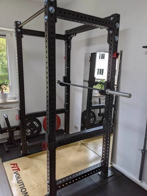 Mein Strong Gains Power Rack auf meiner selbst gebauten Deadlift-Plattform
