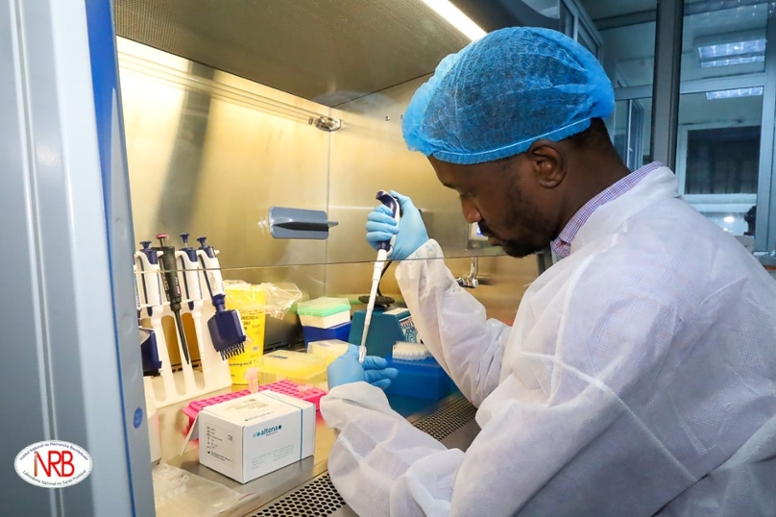 Laborwissenschaftler arbeitet mit Reagenzien des RT-PCR-Diagnostikkits.