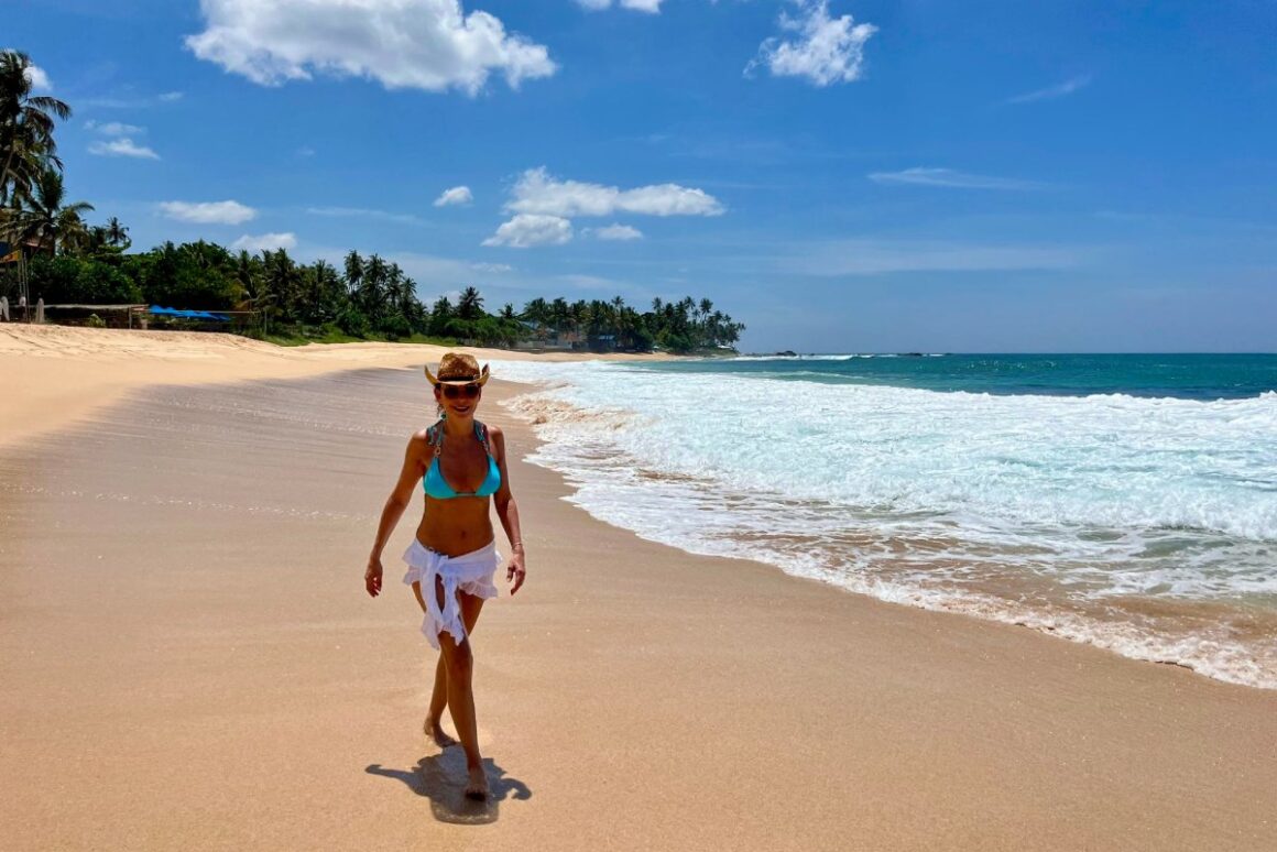 Moderatorin Mary Amiri am Strand