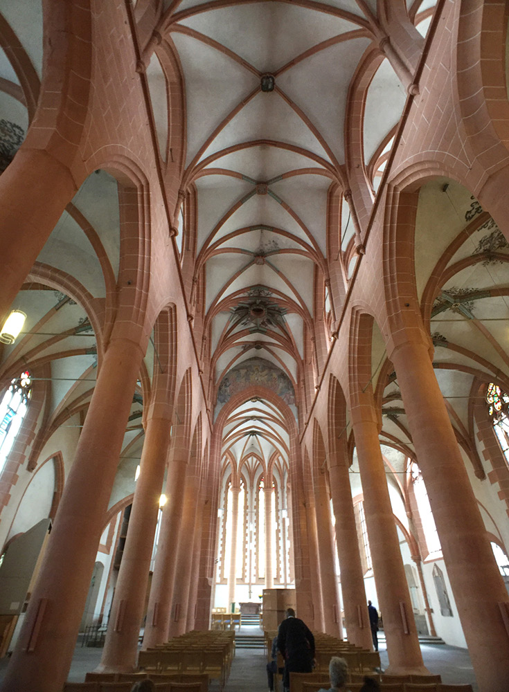 Die Heiliggeistkirche gilt als dreischiffige Hallenkirche und ist nach Osten ausgerichtet. Der gesamte Kirchenraum ist in zwei Teile gegliedert, das Kirchenschiff vorne, der Chor hinten. Zwischen Kirchenschiff und Chor befindet sich ein Triumphbogen. Schauen Sie sich um und Sie werden feststellen, dass der Kirchenraum eher schlicht, fast ein wenig leer wirkt. 