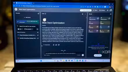 Foto von NotebookLM geöffnet auf dem Laptop-Bildschirm