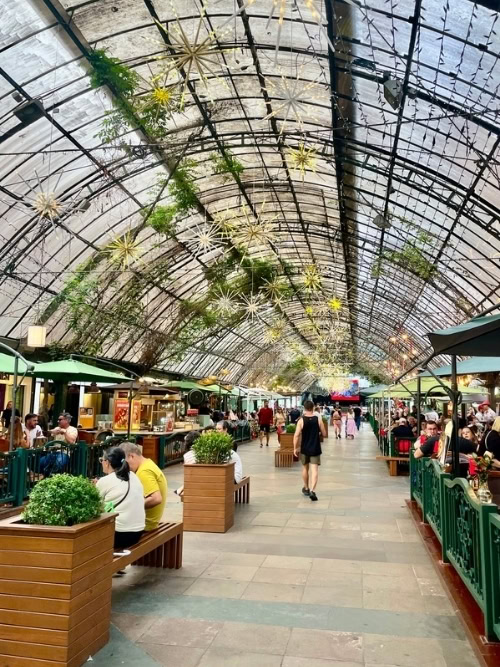 Praça Major Nicoletti, Stadtzentrum von Gramado, umgeben von Cafés, Bäckereien und alpenländisch inspirierter Architektur. Foto von Ellen Carter