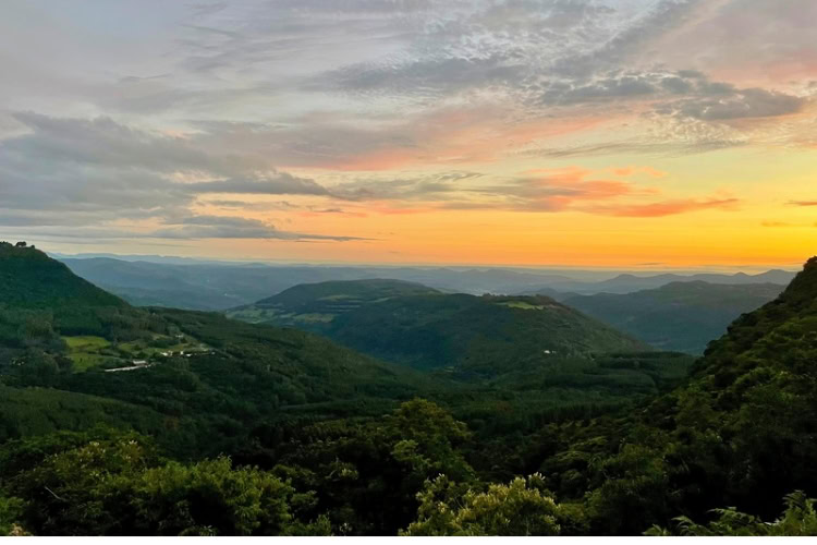 Der Sonnenuntergang mit Blick auf die Alpes Verdes, Canela. Foto von Ellen Carter