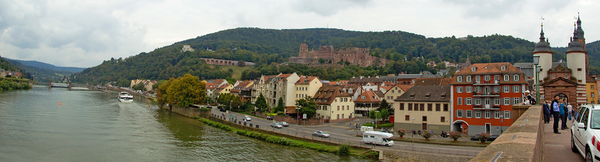 Panoramablick auf das Heidelberger Schloss von der Alten Brücke 
