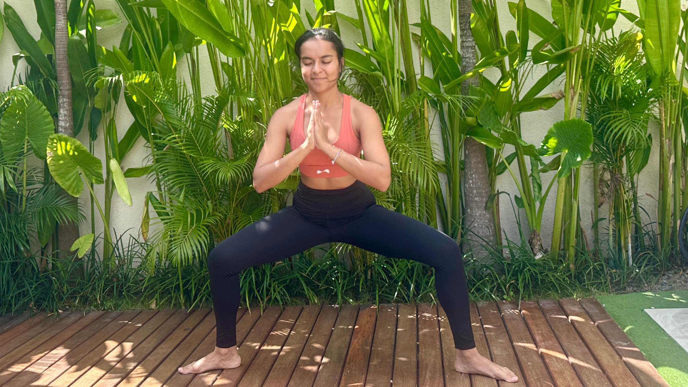 Yogalehrer übt Göttinnenhaltung.