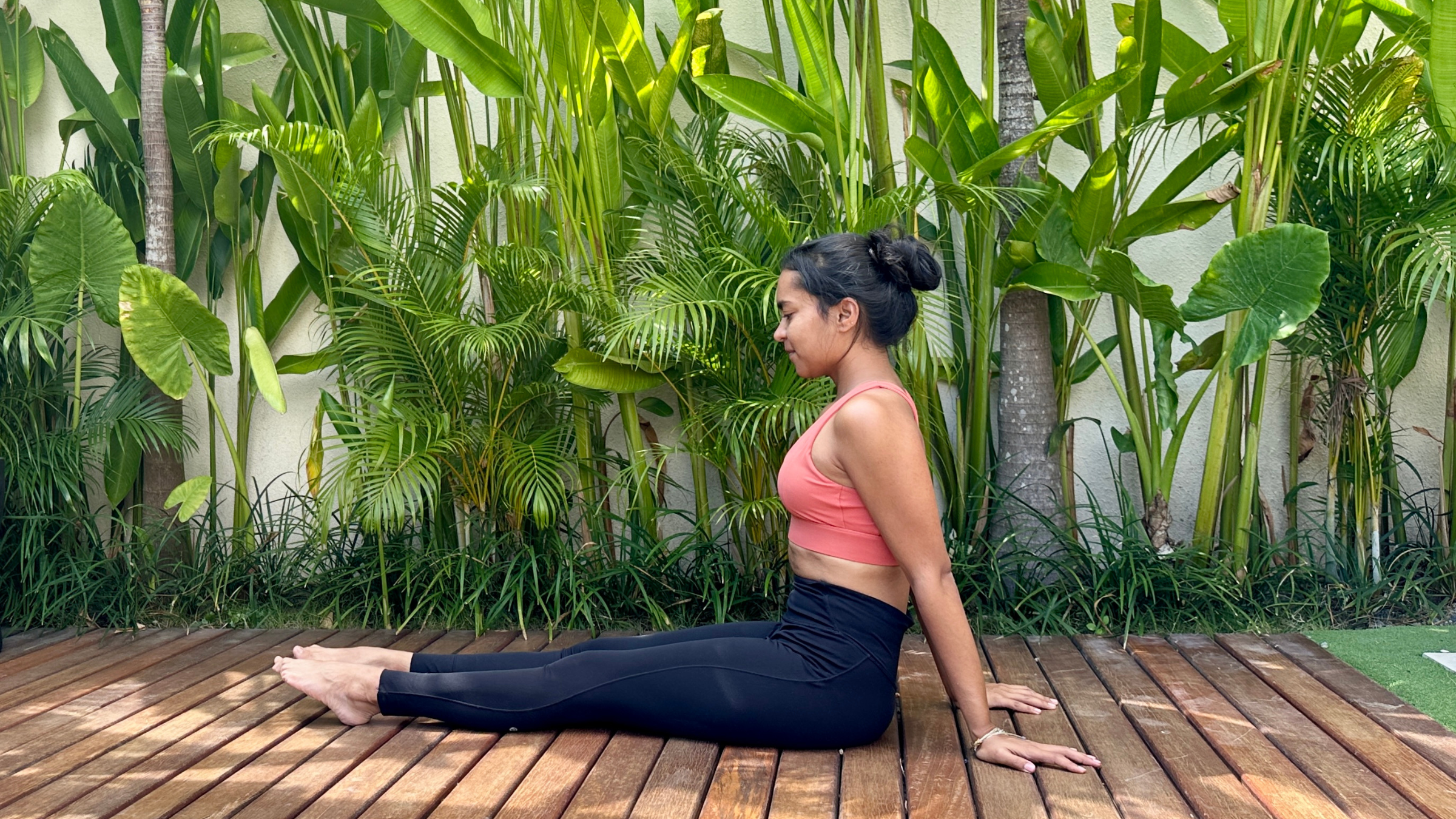 Yogalehrer rollt mit den Knöcheln.