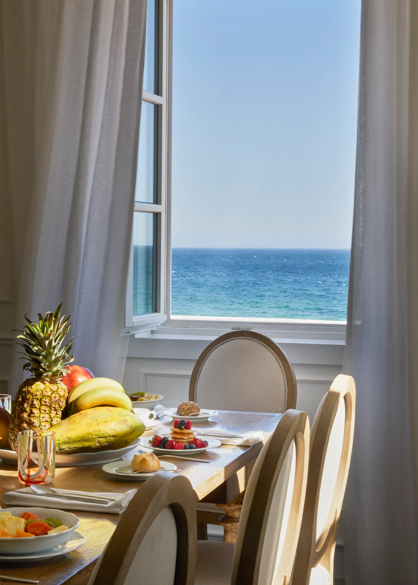 Das Bild könnte Brunch-Essen, Banane, Obst, Pflanzenprodukte, Ananas, Fenster, Stuhl, Möbel und Brot enthalten