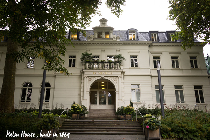 Das Palmenhaus wurde 1869 erbaut und ist das Herzstück des Palmengartens Frankfurt am Main