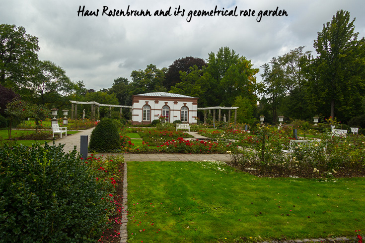 Haus Rosenbrunn und sein geometrischer Rosengarten im Palmengarten in Frankfurt am Main, Deutschland