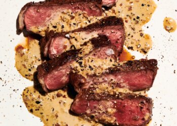 Rezept für Steak au Poivre (Streifensteak mit cremiger Pfeffersauce).