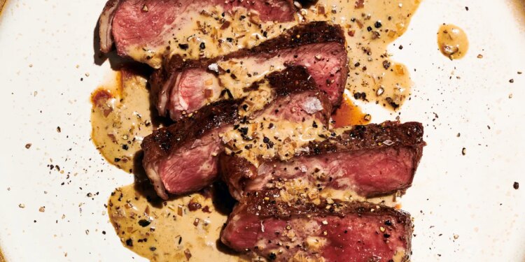 Rezept für Steak au Poivre (Streifensteak mit cremiger Pfeffersauce).
